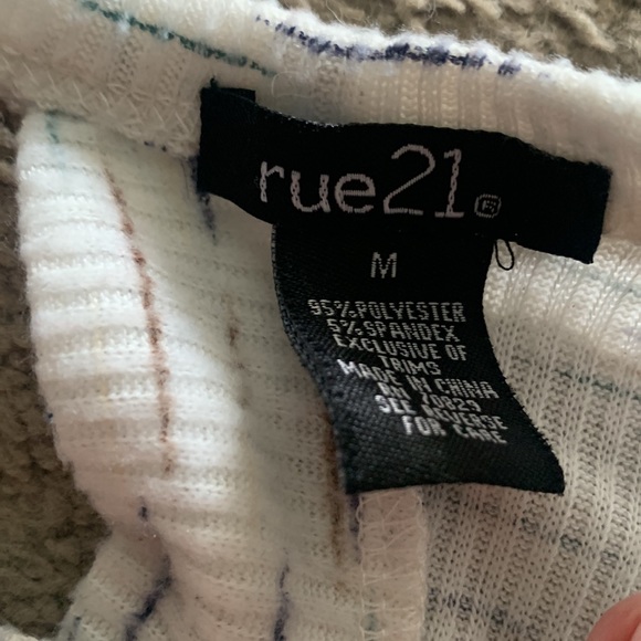 Rue 21 size M open back light soft fabric sweater - Picture 2 of 3